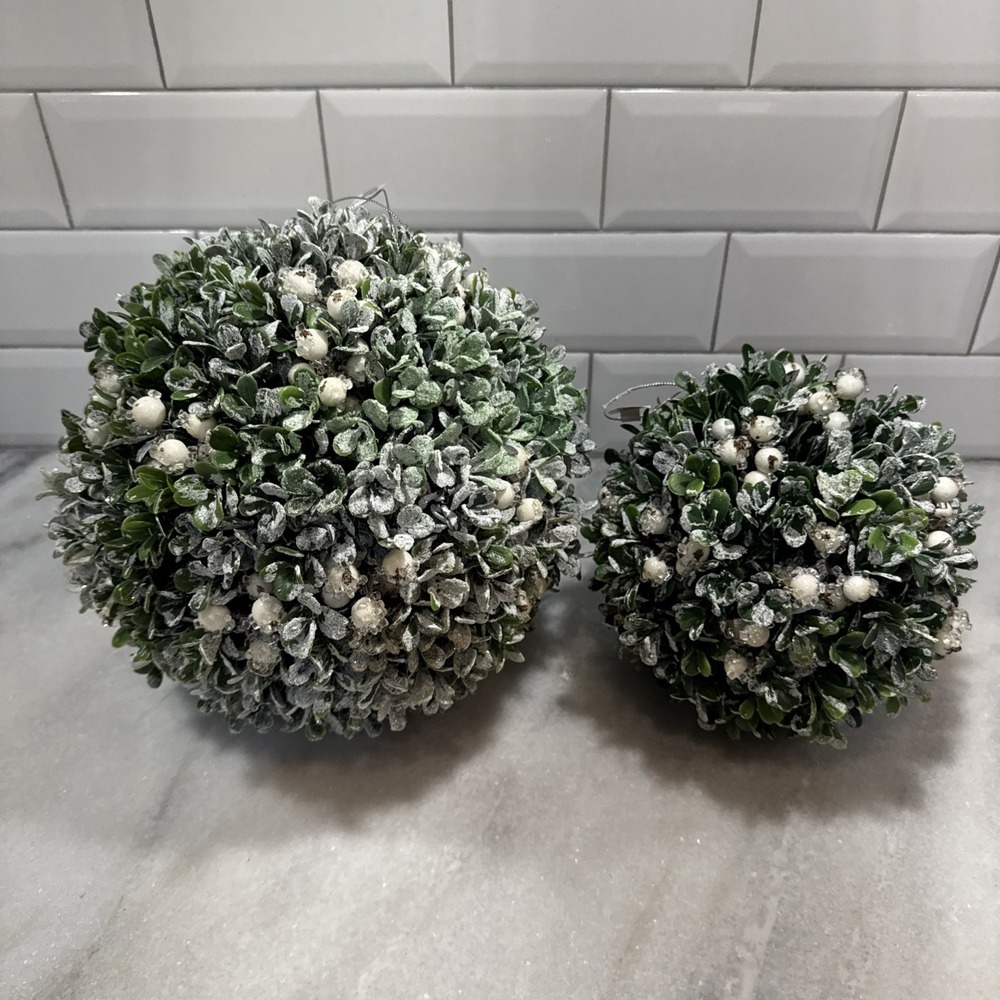 9in& 6in Snow Flocked Boxwood And White Berry Holiday Topiary Kissing Balls GWB4